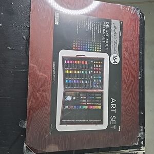 Hobby Lobby Deluxe Art Set with Black and White Case